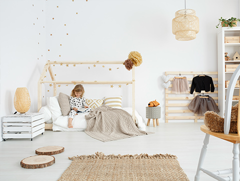 kinderzimmer-maedchen-liest-im-bett.jpg